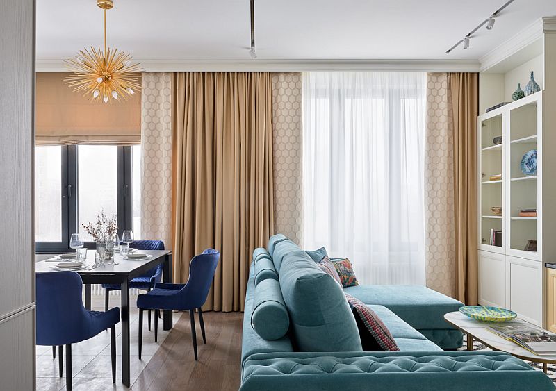 Гостинная, бирюзовый диван, синие кресла за столом 