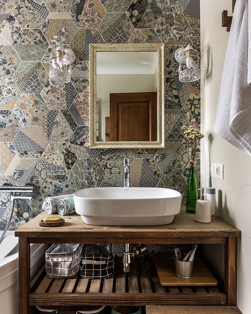 Дизайн ванной комнаты в скандинавском стиле. Пестрая плитка, деревянная столешница.