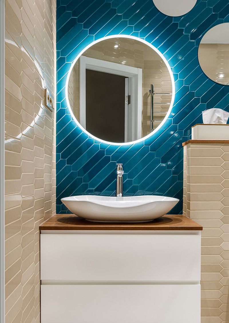 Бежево-голубая мозаика в ванной. Подсветка круглого зеркала.