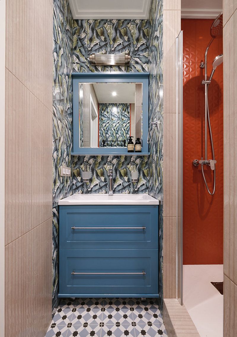 Дизайн ванной комнаты с душевой, бордовая и пестрая плитка.