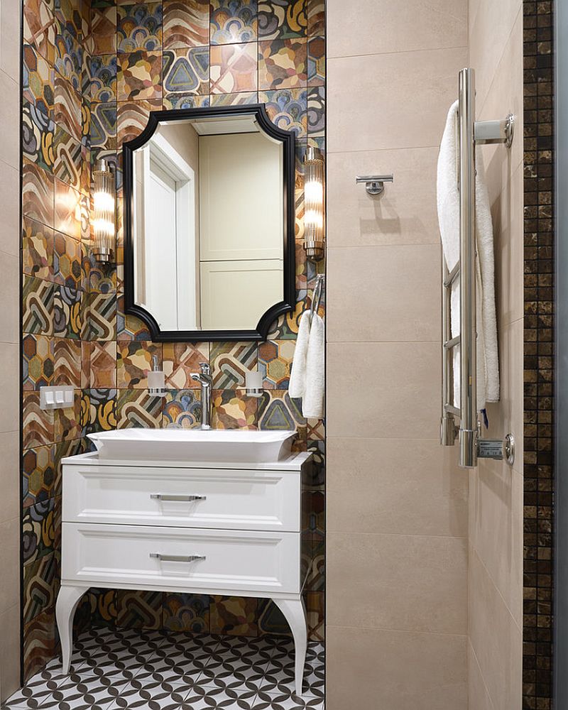 Зеркало в ванной, классической формы, на фоне дизайнерской плитки