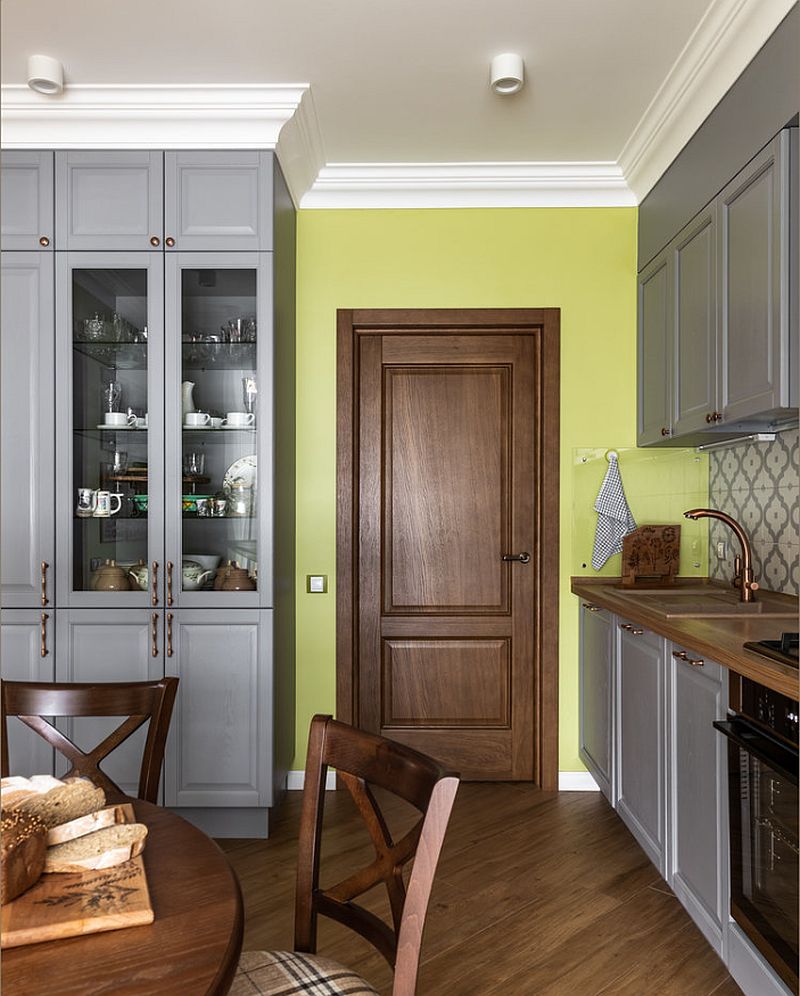Интерьер кухни с оливковыми стенами, деревянной мебелью