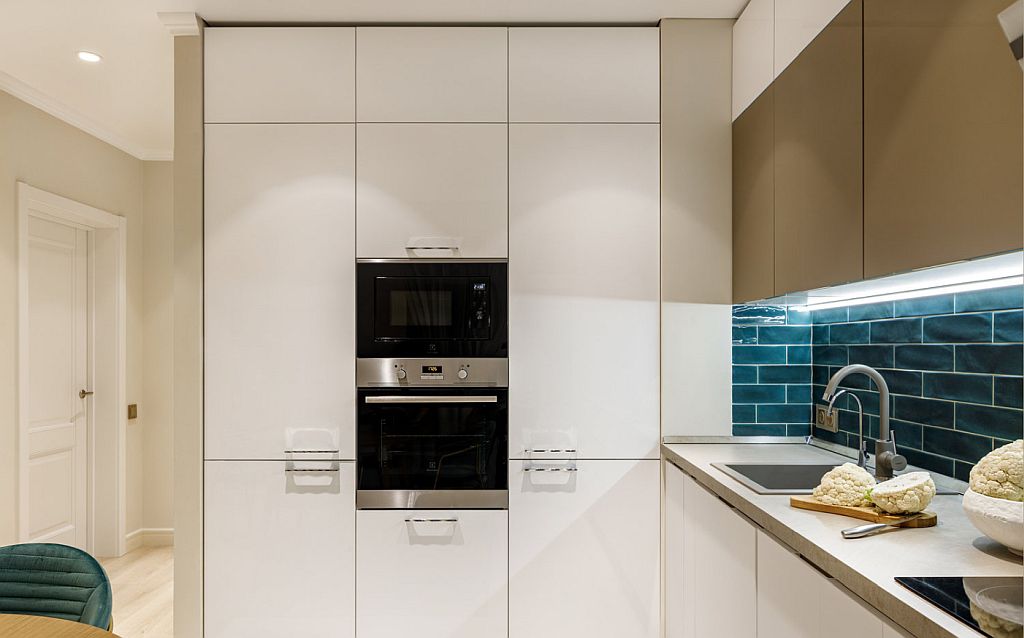 Дизайн современной кухни, белые фасады, бирюзовый цвет фартука.