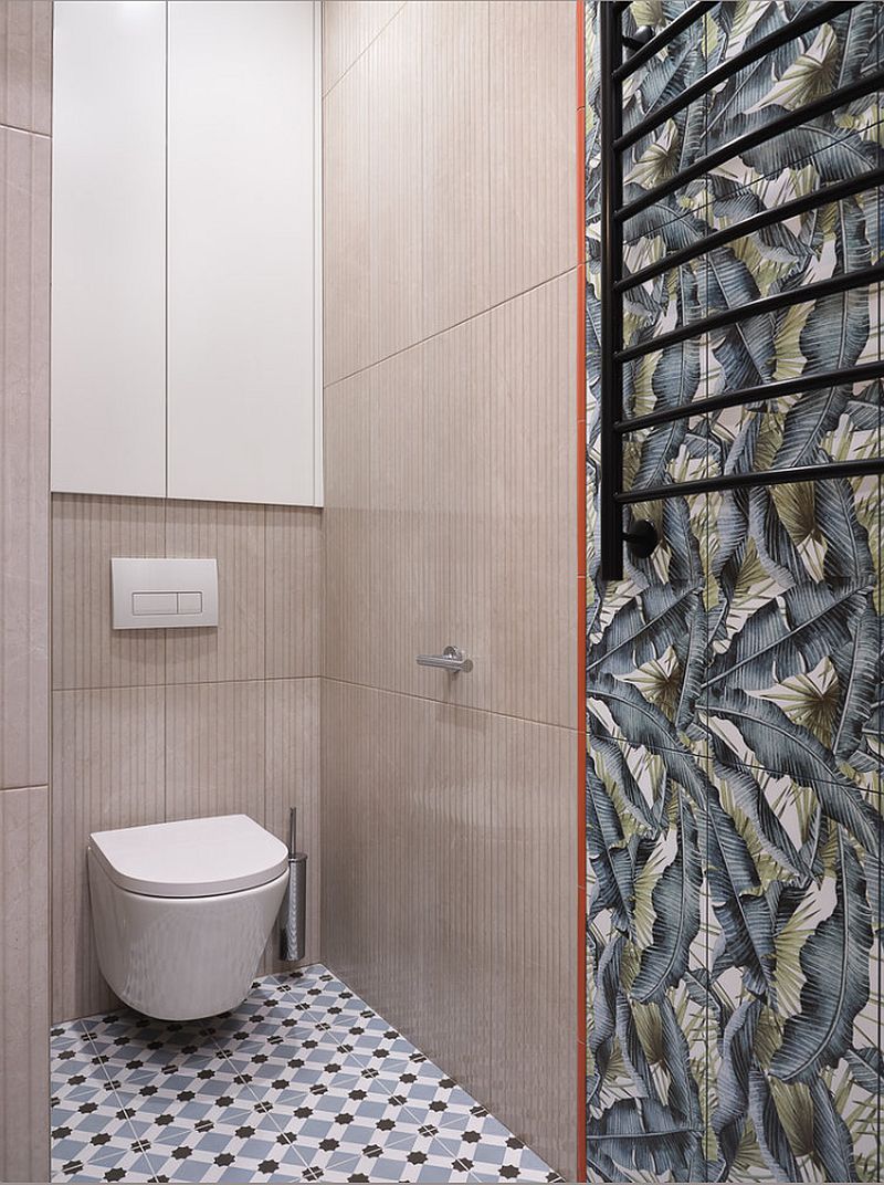 Дизайн облицовки стен в туалете. Используется плитка с ярким орнаментом