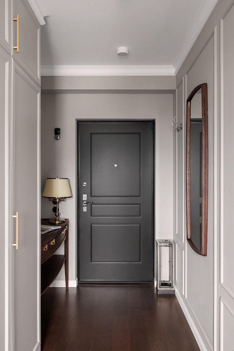 Входная группа в квартиру, металлическая дверь, массивный пол цвета орех, белый классический дизайн стен. 