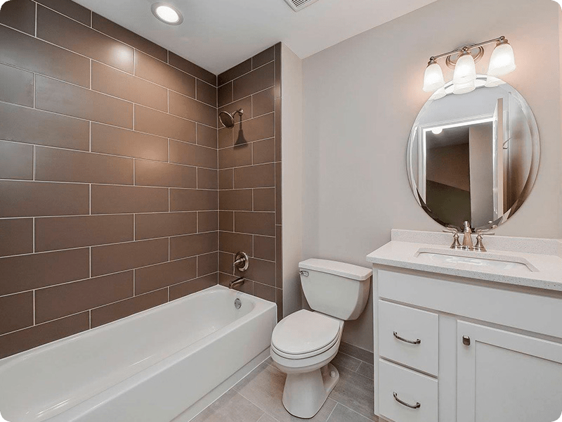 Дизайн ванной комнаты в коричнево-белом цвете